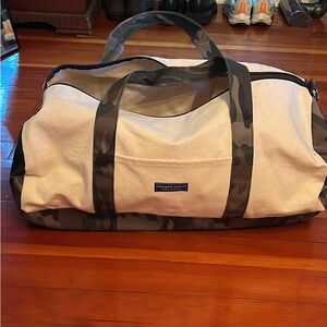 vineyard vines camo weekender bag
